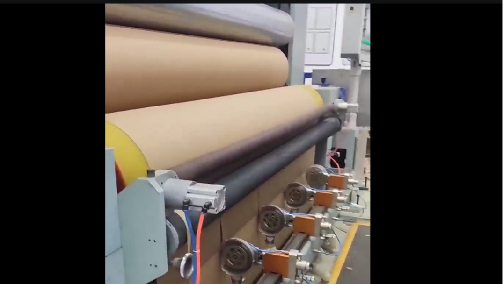 湖北新業(yè)煙草薄片2640復(fù)卷運行