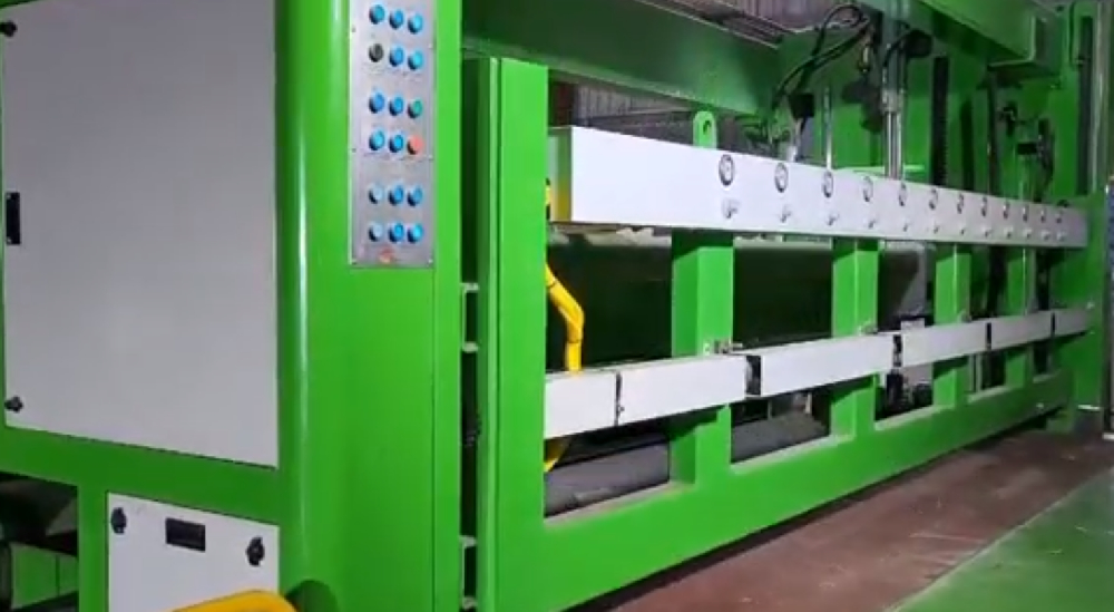 韓國亞金紙業(yè)4800復(fù)卷機運行